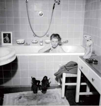 Ev Gibi Olmayan! <br> Lee Miller